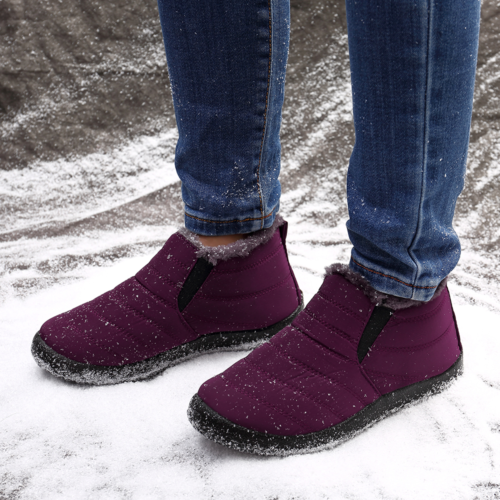Les femmes résistantes à l'eau chaudes et décontractées enfilent la neige sur des bottines