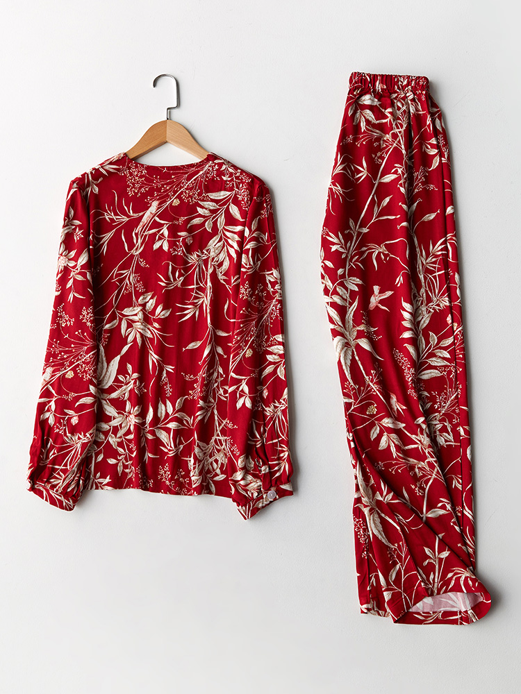 Pyjama boutonné à manches longues et col en V imprimé érable rouge